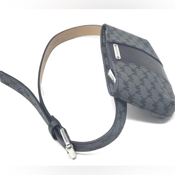 Michael Kors Fanny belt bag  size s/m used in great condition - Picture 3 of 10